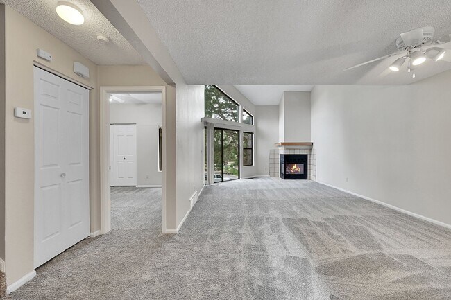 Building Photo - $1,850.00, 2 bed, 2 bath, located in Color...
