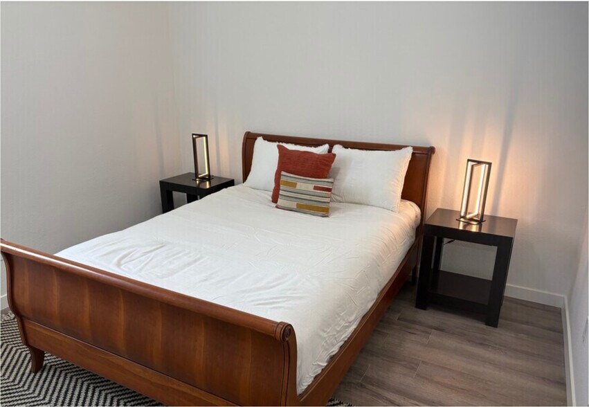 Building Photo - 18 Pine Dr