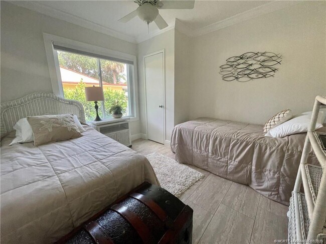 Building Photo - 2171 NE Pelican Terrace