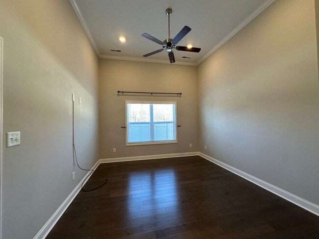 Building Photo - 3 Bed / 2.5 bath Home in Knoxville | Vaulted Ceilings | Gas Fireplace | HOA Community