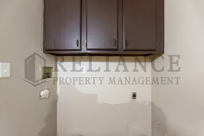 Building Photo - 1320 Peach Ave