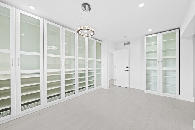 Building Photo - 877 NE 195th St