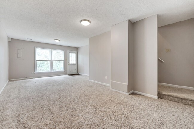 Building Photo - Spacious end unit townhome minutes from Du...