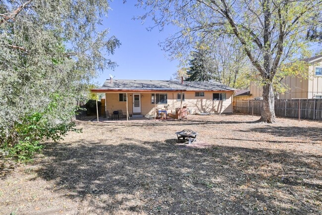 Building Photo - Cute 3 Bedroom Home in Central Colorado Sp...