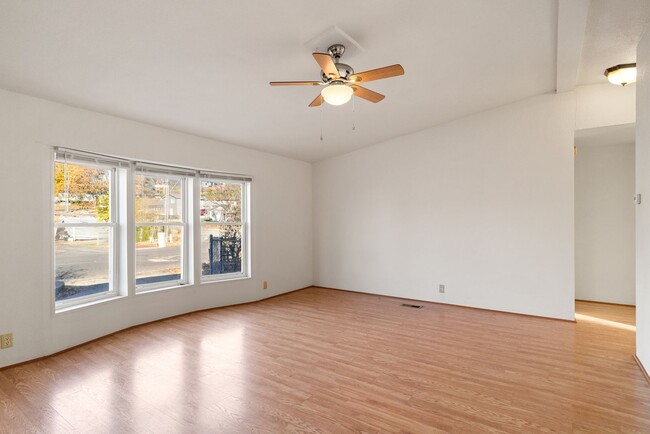 Building Photo - Pet Friendly 3 Bedroom 2 Bath