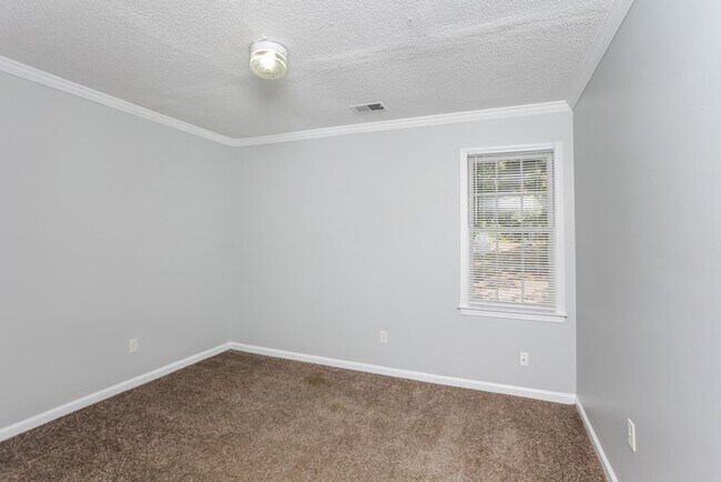 Building Photo - Amazing 3 Bedroom Home