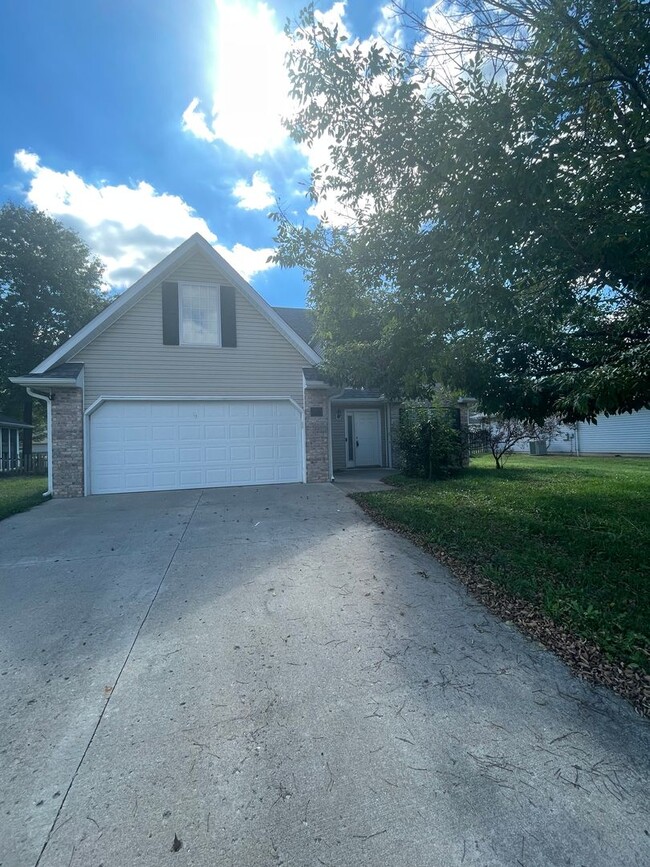 Primary Photo - 4 bed 2.5 bath home in quiet Seven Oaks Su...