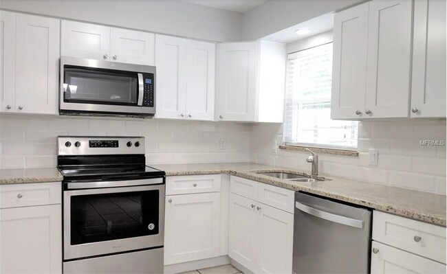 Building Photo - 2749 Sweet Springs St