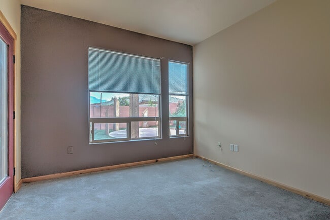 Building Photo - Gorgeous, Custom 4 bed, 3 bath Pet-Friendl...