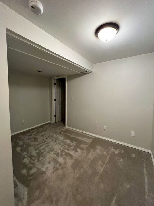 Building Photo - Cozy 3-Bedroom, 4-Bathroom Home in Saint L...