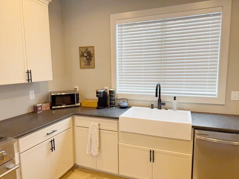 FARMHOUSE SINK - 104 Textile Ct