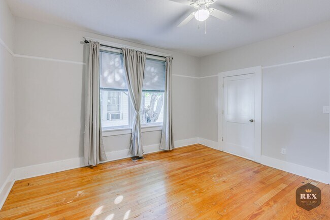 Building Photo - Central Location, Hardwood Floors, Recently Updated