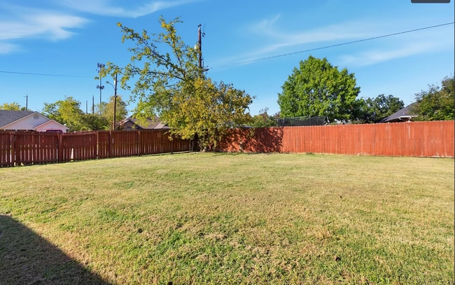 Building Photo - 220 Brook Cir