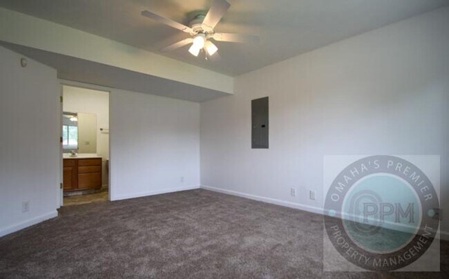 Building Photo - Beautiful 3Bd/2Ba Split entry in Omaha!