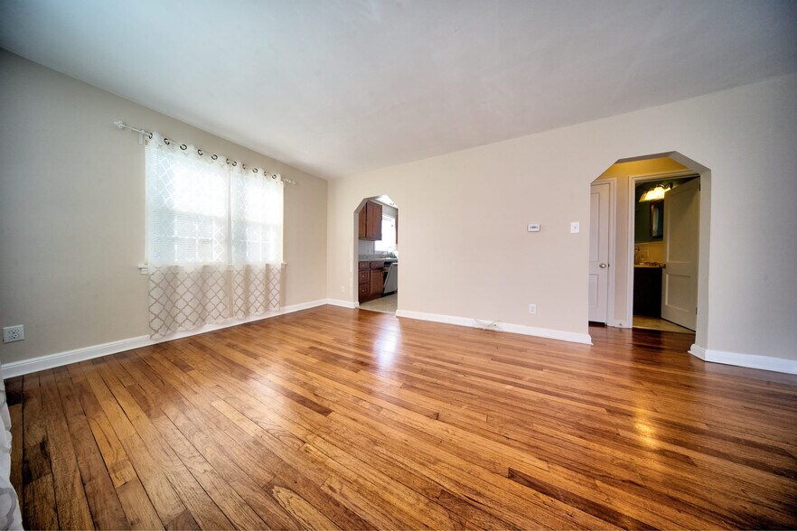 Living room 3 - 1604 Clearview Rd