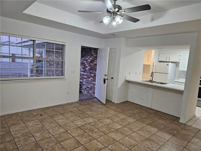 Building Photo - 2326 W Roselawn St