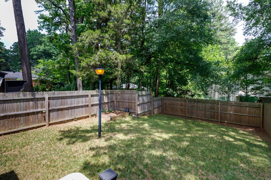Building Photo - 3104 Erskine Dr