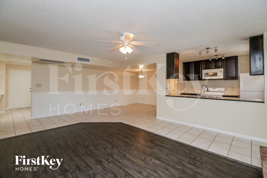 Building Photo - 813 E Todd Dr