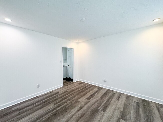 Building Photo - Conveniently Located 3 Bed 2.5 Bath Home i...