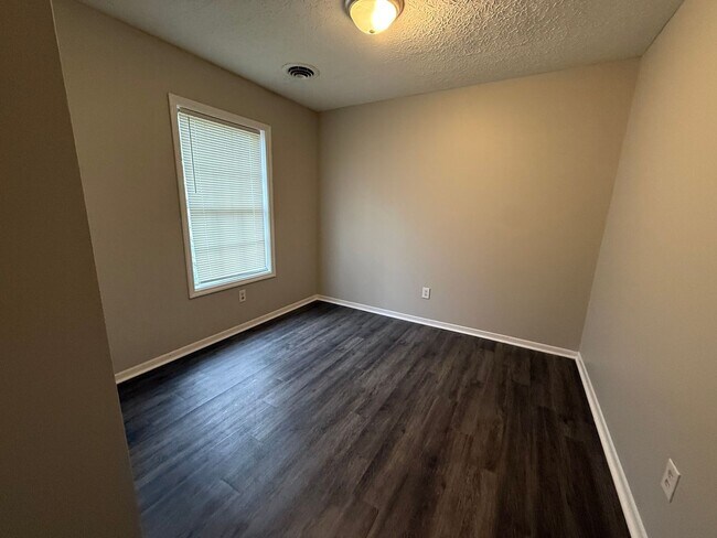 Building Photo - Cozy 2 Bedroom Garden Apartment