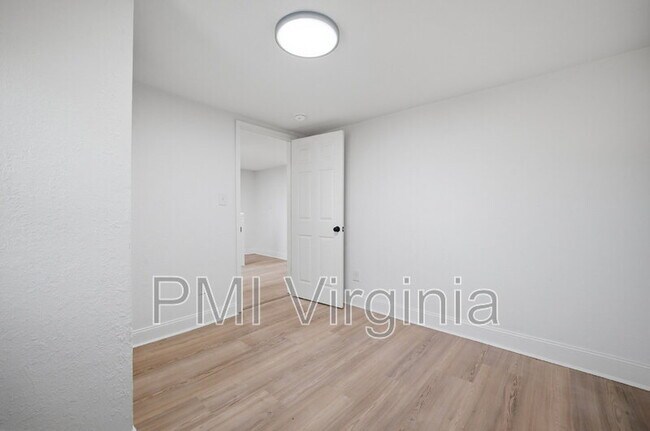 Building Photo - 307 N 4th St