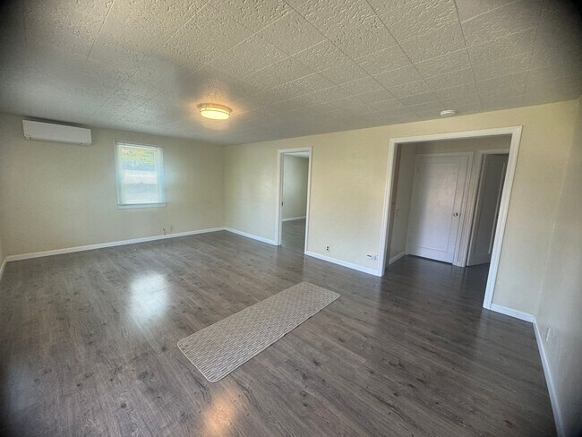 Building Photo - 3-Bedroom, 1-Bath Home In The Cal Young Ar...