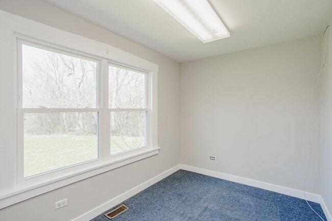 Building Photo - 1305 Oswego Rd