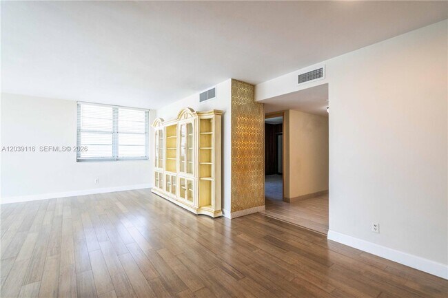 Building Photo - 9500 W Bay Harbor Dr