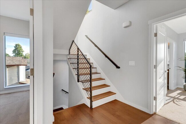 Building Photo - $500 off first month! Spacious, light-fill...