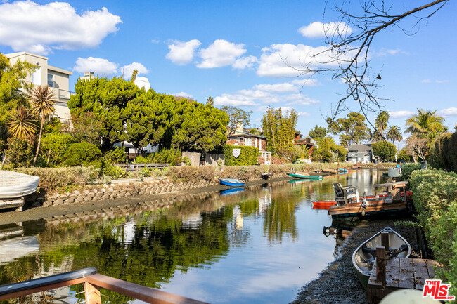 Building Photo - 416 Sherman Canal