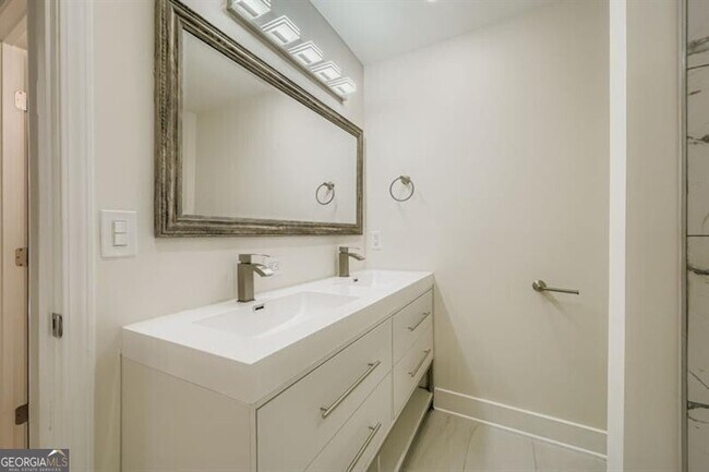 Building Photo - 3099 Delowe Dr