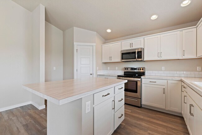 Building Photo - Available Now! 4b/2b Meridian Home