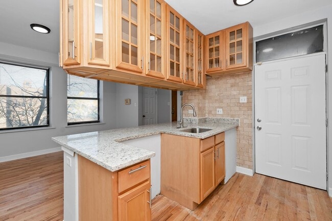 Building Photo - One Bedroom Unit in South Shore - Move In Fee Special