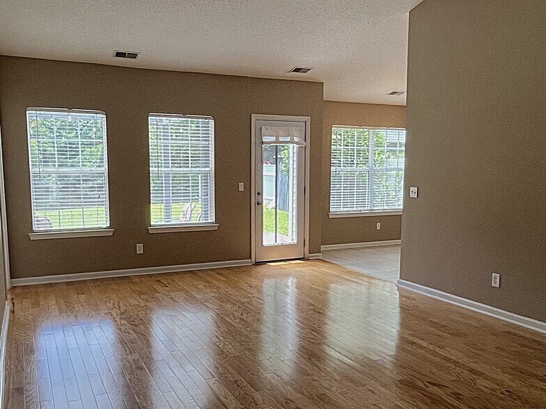 Building Photo - 485 Live Oak Walk