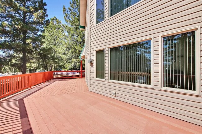 Building Photo - 1496 Pine Ridge Dr