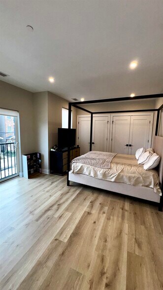 Building Photo - 203-205 Randolph Ave Unit# 101