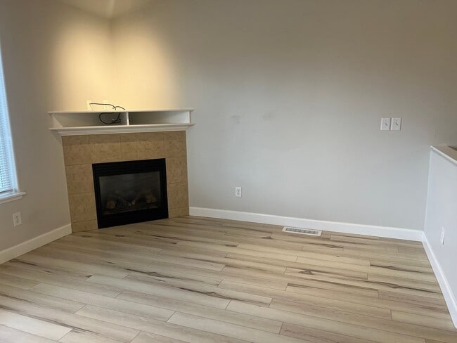 Building Photo - Remodeled Townhouse with Garage