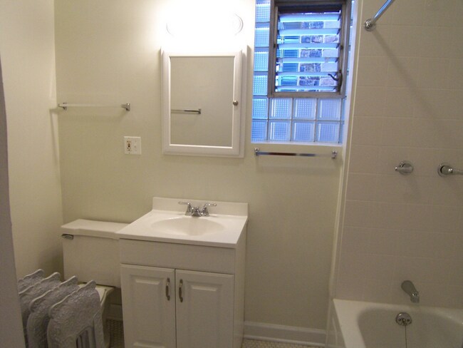 Building Photo - Lincoln Square / Ravenswood - 2 Bed / 1 Bath - Heat Included