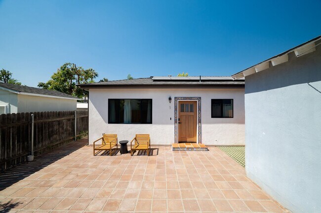 Building Photo - Contemporary New home in Monrovia