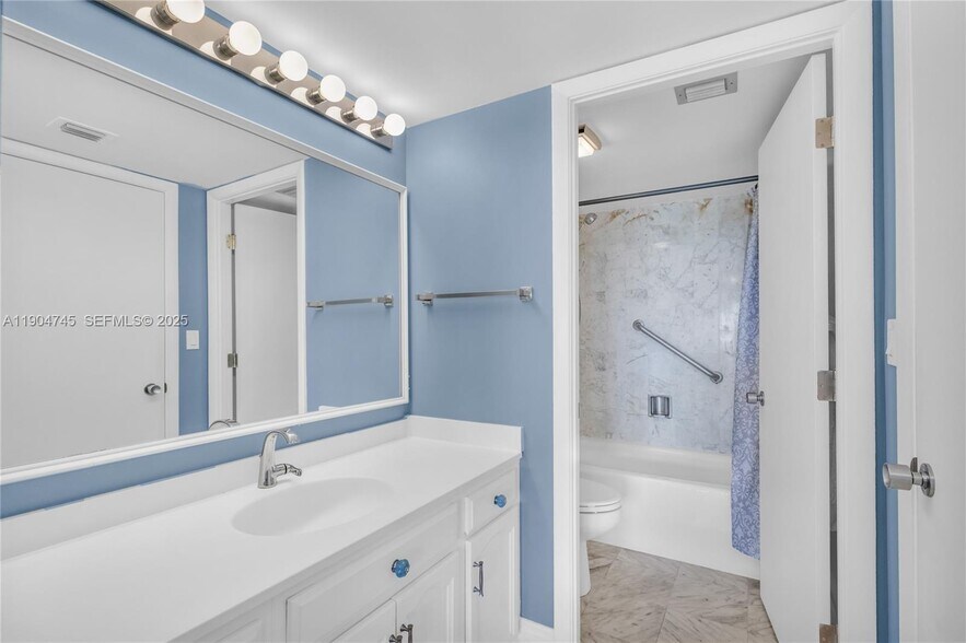 Building Photo - 3200 Port Royale Dr N