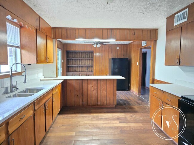 Building Photo - Charming 3-bedrooms/1-bath home in LaRoche Park