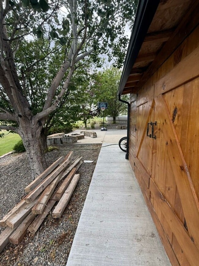 Building Photo - 4 Bedroom Home with Yard, Garage & Pet-Friendly Policy