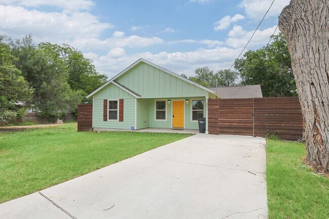 Building Photo - Charming 3/2 Minutes from Downtown NBTX