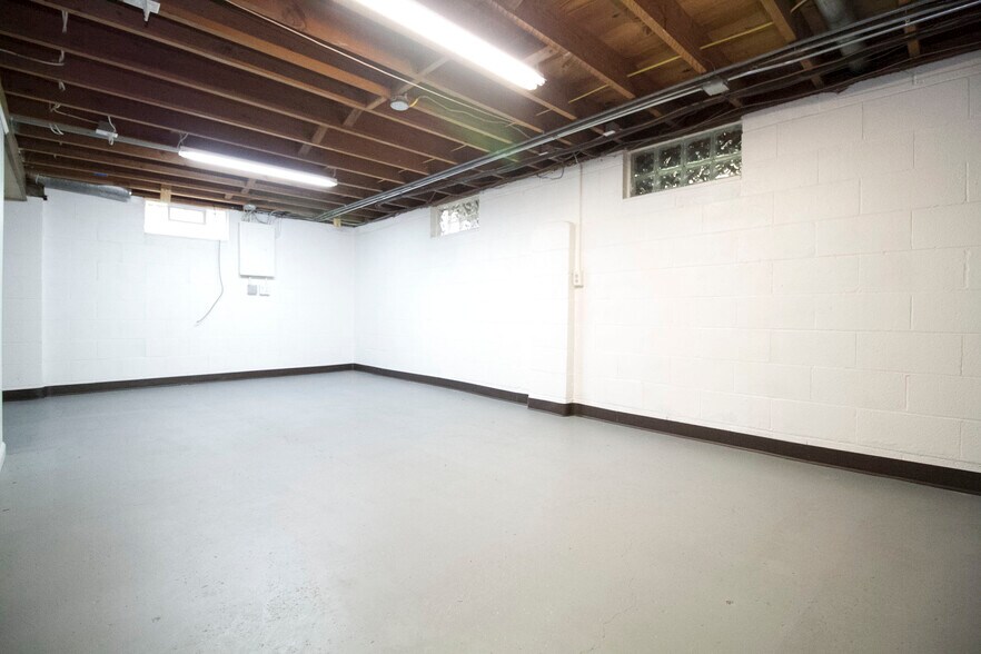 Building Photo - 4122 Fairview Dr