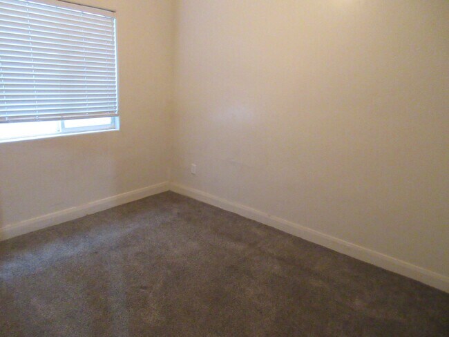 Building Photo - 7 bedroom, 3 bathroom twin home