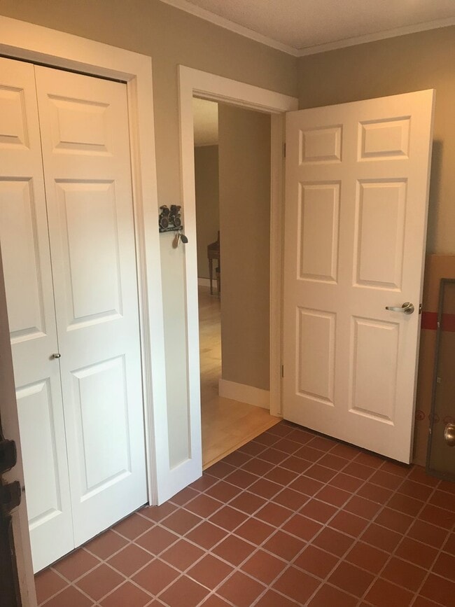 Building Photo - Updated 2 bed 2 bath Plus Office (Or Third...