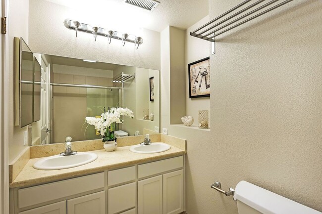 Building Photo - Gorgeous Spacious TownHome in Downtown Mou...