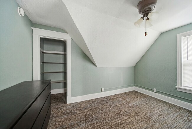 Building Photo - 412 W 4th St