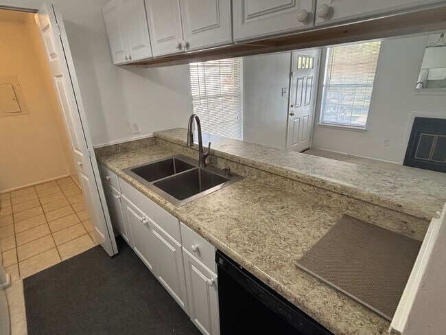 Building Photo - 2 Bedroom, 1 Bath Condo in Virginia Beach