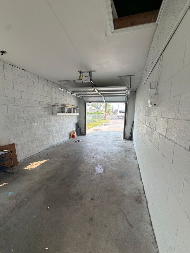 Building Photo - Freshly remodeled 3br 1ba, garage, LVP Flooring throughout.